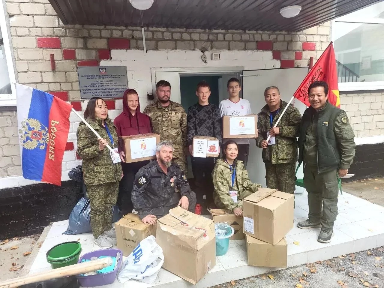 Передача коробок с помощью у Социального реабилитационного центра города Шахтёрска